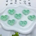Vista detallada de cuentas de corazón de acrílico verde, ideales para joyería de bricolaje. - 23x30mm (Agujero 2.5mm) / Chapado AB Verde