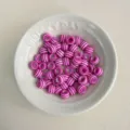Nahaufnahme von 5mm rosa-weißen gestreiften Acryl-Perlen für DIY Schmuckzubehör. - Rosarot