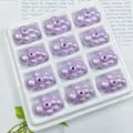 Primer plano de los detalles de cuentas acrílicas de nube morada, ideal para joyas y dijes. - Morado