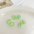 Nahaufnahme von grünen irisierenden Acryl-Schleifenperlen, ideal für DIY-Schmuck. - 14.5x27.5mm (Loch 3.5mm) / Grün