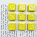 Primo piano di perline quadrate in acrilico giallo con motivi a stella bianca per gioielli fai-da-te. - #14 Giallo chiaro laccato