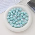 Primer plano detallado de cuentas acrílicas azul claro en forma de higo con efecto AB. - 16 mm (agujero 3 mm) / 6# Azul Mármol