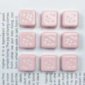 Primo piano di perline quadrate in acrilico rosa, ideali per ciondoli e gioielli fai da te. - #13 Rosa chiaro laccato