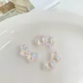 Primer plano detallado de cuentas de lazo acrílicas holográficas para joyería DIY. - 14.5x27.5mm (Orificio 3.5mm) / Rosa Claro