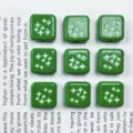 Grüne quadratische Acrylperlen Detailansicht mit Sternmustern und sauberer Lochbohrung. - 4# Lackiertes Dunkelgrün