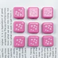 Primo piano di perline acriliche quadrate rosa con motivi a stella per creazioni fai da te. - #15 Rosa acceso laccato