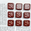Dettaglio perline quadrate in acrilico, motivo stella laccato per accessori fai da te. - #9 Rosso scuro laccato