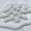 Acryl AB Farbe Herzform lose Perlen Detailaufnahme fuer DIY handgemachte Schmuckherstellung. - Weiß