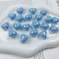 Nahaufnahme blauer AB-schimmernder Herz-Acrylperlen, ideal für DIY-Schmuck und Handyketten. - Himmelblau