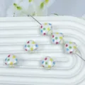 Gros plan sur de mignonnes perles champignon à pois 17mm, idéales pour bijoux et accessoires. - Blanc