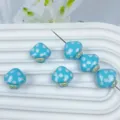 Dettaglio perla fungo a pois blu con viso carino e finitura superficiale lucida e liscia. - Blu