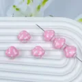 Dettaglio di perline di funghi a pois rosa carini, perfette per gioielli fatti a mano fai da te. - Rosa