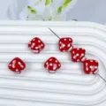 Primo piano di perline a fungo rosse da 17 mm a pois per creazione di gioielli fai-da-te. - Rosso