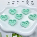 Cuentas de corazón triple de acrílico verde claro para cadenas de teléfono llaveros joyas DIY - 23x30mm (Agujero 2.5mm) / Verde Sólido
