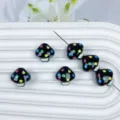Primo piano dettagliato di perline a fungo nere con pois colorati per gioielli fai da te. - Nero