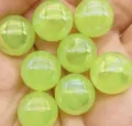 Gros plan de perles de gelée acrylique vert clair, perles rondes brillantes pour bricolage. - 8 mm env. 1750 pcs / Vert clair