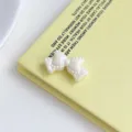 Akryl weiße Schleife DIY Zubehör Detail zeigt das zarte doppellagige Spitzentextur-Design. - Weiß