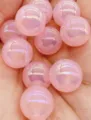 Nahaufnahme Detail der glänzenden pinken Jelly Acrylperlen mit wunderschöner AB Beschichtung. - 8 mm ca. 1750 Stk. / Rosa