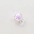 Nahaufnahme einer klaren Acrylbonbonperle mit lila Innenkern fuer DIY Schmuckhandwerk. - 22mm AB Farbe / Lila