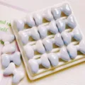 Cuentas sueltas de acrílico con lazo abultado azul degradado primer plano para manualidades y joyas - 28,8*20,8 mm / Azul cielo y blanco puro