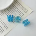 Blaue transluzente Acryl Buchstaben Perlen DIY Schmuckzubehoer fuer modische Armbaender - Hellseeblau