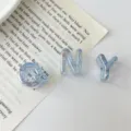 Nahaufnahme von schimmernden Acryl Buchstaben Perlen DIY Schmuck Zubehör Detail Ansicht - Helles Himmelblau