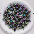 Nahaufnahme bunter Regenbogen UV beschichteter Acrylperlen mit Oesen zum Basteln von Schmuck. - 16mm / Transparentes Schwarz