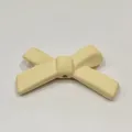 Dettaglio macro di un accessorio DIY con fiocco giallo chiaro, ideale per cover e mollette. - Fiocco / Bianco avorio