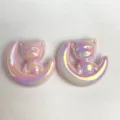 Nahaufnahme Detailaufnahme von holografischen rosa Acryl Mond Katze DIY Schmuck Anhänger. - Korallenrosa