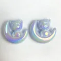 Nahaufnahme des schimmernden Acryl Mond Katze Anhängers, ideal für DIY Schmuckherstellung. - Irland