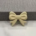 Primo piano di un grazioso fiocco bianco crema accessorio fai-da-te per custodie e mollette. - Papillon / Bianco avorio