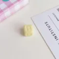Gelbe quadratische Acryl Buchstaben Perle Detail fuer DIY Schmuck Zubehoer Basteln. - Creme