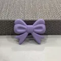Dettaglio dell'accessorio molletta per capelli con fiocco in resina viola, fai da te. - Papillon / Viola