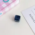 Dunkelblaue Acryl quadratische Buchstaben Perle perfekt für DIY Schmuck Zubehör und Anhänger. - Schwarz