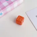 Nahaufnahme einer leuchtend orangen Acryl-Quadrat-Buchstabenperle 'B' für DIY-Schmuck. - Orange