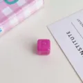 Rosa Acryl quadratischer Buchstabenperle fuer DIY Schmuckherstellung Zubehoer Detailansicht. - Fuchsia