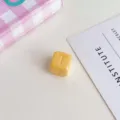 Primo piano perla cubo acrilico giallo con lettera, ideale per accessori braccialetto fai da te. - Giallo Mais