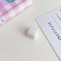 Perlina quadrata lettera acrilico bianco accessorio gioiello DIY primo piano dettaglio - Bianco