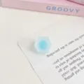 Detailaufnahme einer blauen, mattierten sechseckigen Acrylperle mit zweifarbigem Design. - Hellblau