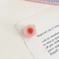 Nahaufnahme des rosa-roten mattierten geometrischen Acrylperls, die Farbe und Form zeigt. - Rot