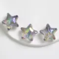 Primo piano di perline a stella iridescenti con dettagli sfaccettati per accessori fai da te. - Pentagramma / Grigio