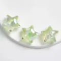 Nahaufnahme von schillernden Acryl-Sternperlen, ideal für DIY-Handyhüllen und Schmuck. - Pentagramm / Grün