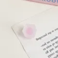 Detailaufnahme einer acryl matten Sechskantperle, ideal fuer DIY Haarschmuck und Basteln. - Rosa