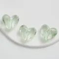 Dettaglio perle cuore in acrilico verde chiaro, perfette per catene telefono e gioielli. - Cuore / Verde