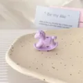 Nahaufnahme der hellvioletten Acryl-Schaukelpferdperle, ideal für DIY-Anhänger und Handyketten. - Lila