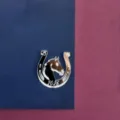 Nahaufnahme von Acryl Hufeisen Pferd Tortenaufsatz Detail, elegantes Metallfinish, 2026 Jahr. - 2026 Silber Pferd