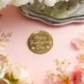 Vue détaillée d'un cake topper de Thanksgiving en acrylique doré avec texte et citrouille. - Happy Thanksgiving Day (Style 3) / Acrylique de 1.3mm d'Épaisseur