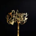 Primer plano detallado del adorno de tarta de cumpleaños de acrílico dorado brillante. - Estilo Corazón 2
