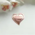 Roségold Acryl Herz Tortenaufsatz Detail mit graviertem Valentinstag Gruß Schriftzug. - Herz Roségold Happy Valentine's Day