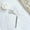 Detailansicht des silbernen Acryl Kuchenaufsatzes fur Lehrer mit Stift- und Herz-Motiv. - Lehrertag Einsatz / Silber